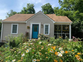 Downtown 2 bedroom cottage, Walking distance to VT